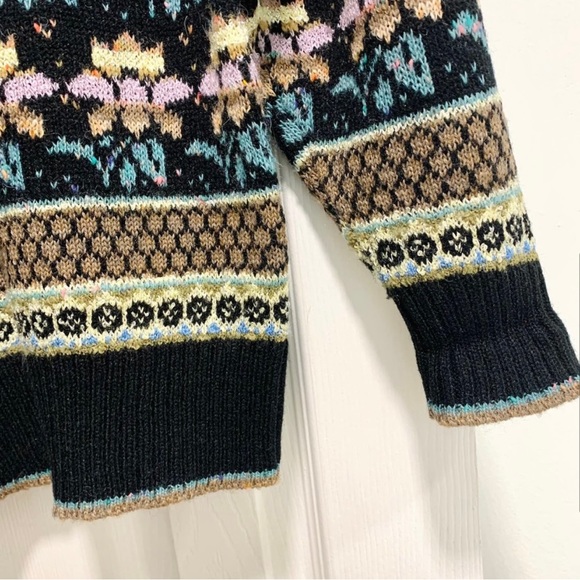 Western Collection wool sweater with ornate flowered patter. - Picture 5 of 6